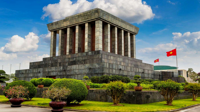 Visit Solemn Ho Chi Minh Mausoleum