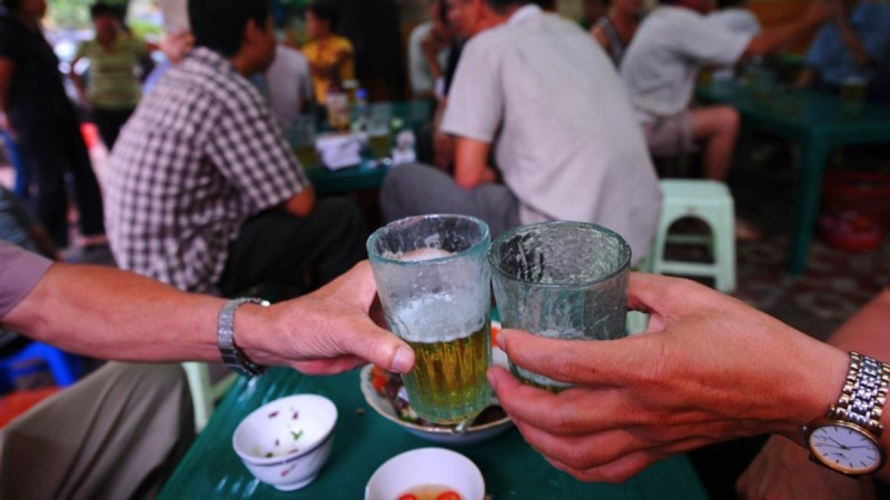 Get An Interesting Glimpse Into Nhau Culture Drink Vietnamese Beers