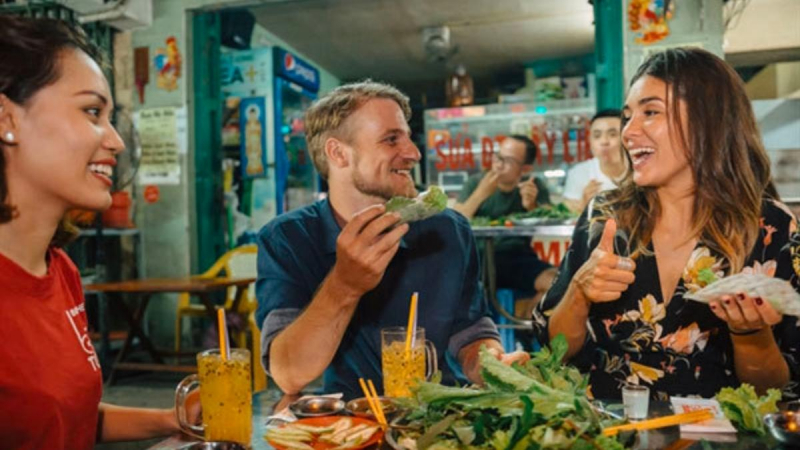 Enjoy Vietnamese Lunch With The Locals