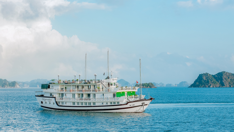 Spend overnight cruise in the bay