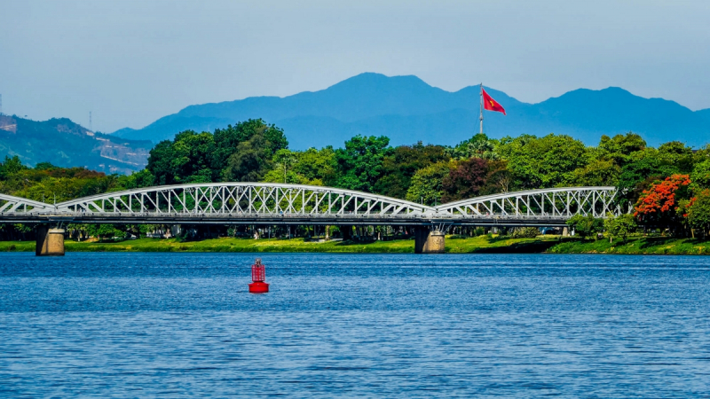 See The Attractive Beauty Of Truong Tien Bridge