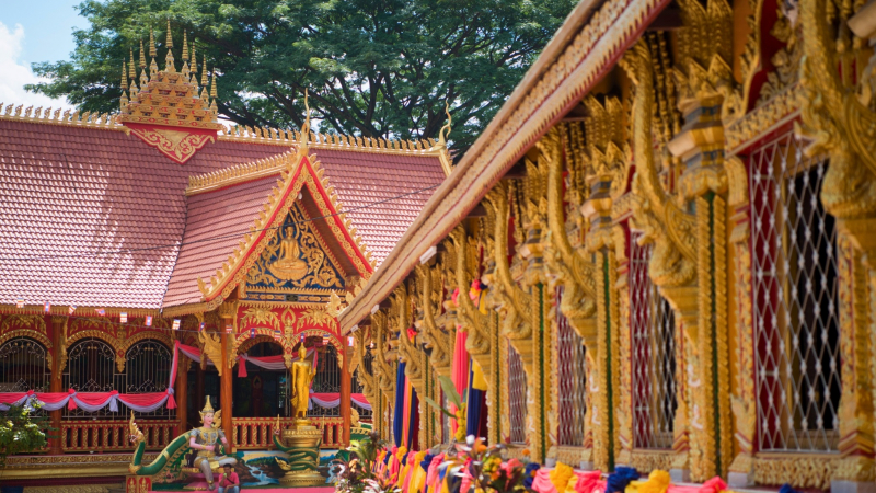 Visit Wat Si Muang