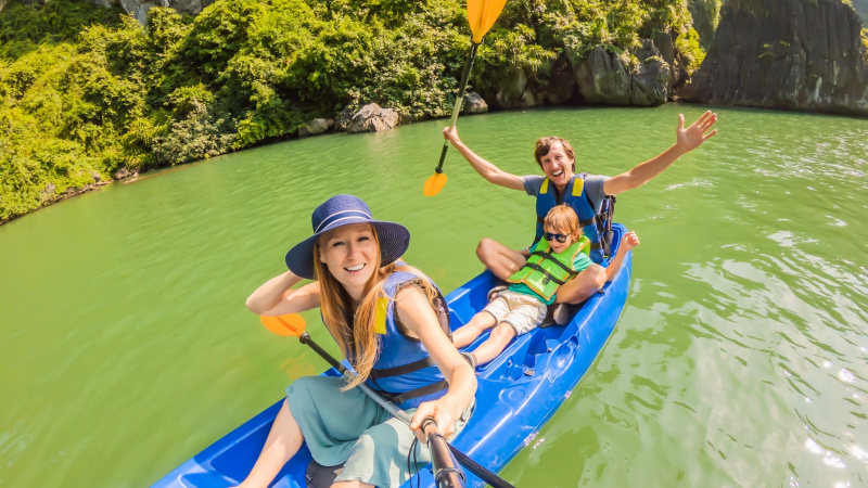 Go Kayaking Together In Halong Bay