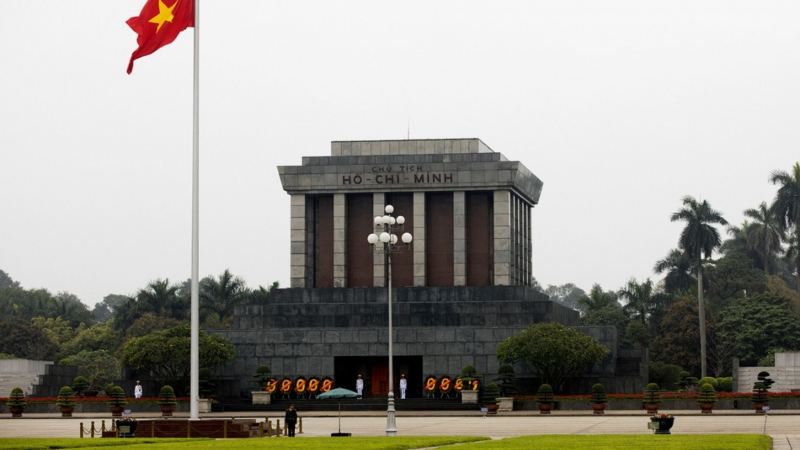 Observe Solem Ho Chi Minh Mausoleum