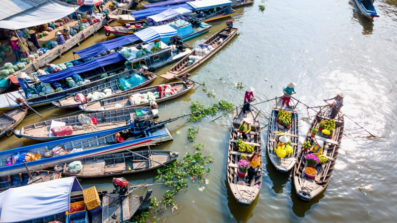 Come To The Cai Rang Floating Market And Be Drawn In By The Bustling Activities Along The Riverbanks