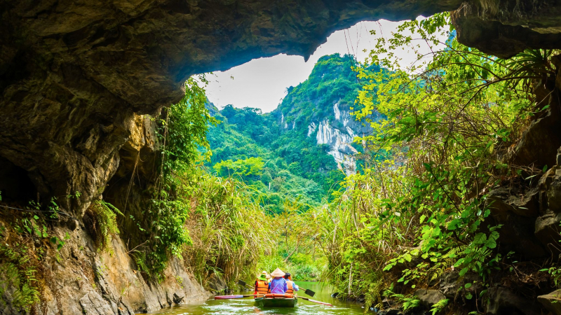 Enjoy The One Of A Kind Experience Of Exploring The Enormous Caves In Tam Coc