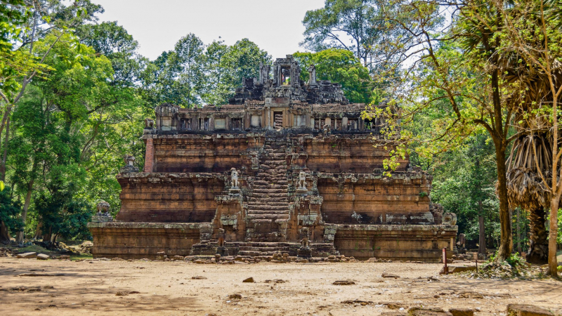 Day 1 Pedal To The Royal Enclosure To Observe The Palace Complex Of The Angkor Kings