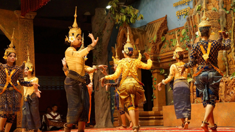 Day 1 Savor A Delightful Dinner With The Apsara Dance Show