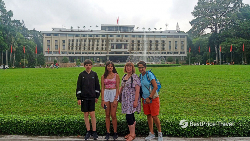 Day 10 Take Pictures With The Independence Palace