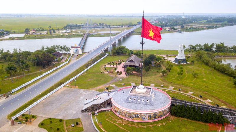 Visit Hien Luong Bridge Ben Hai River And Discover The Story Behind