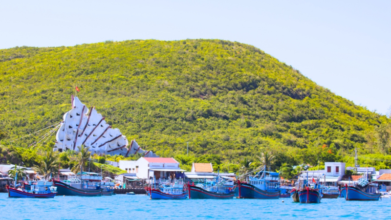 Transfer To Hon Mieu Island To Visit Tri Nguyen Aquarium