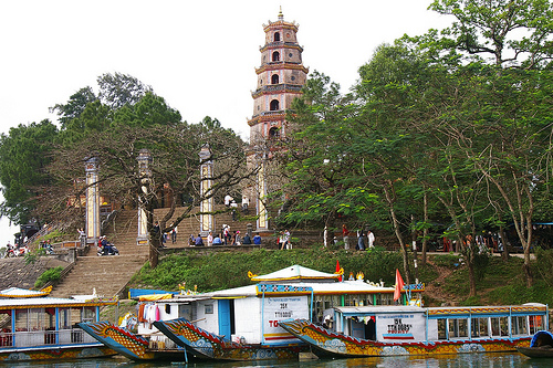 Boat to Thien Mu Pagoda