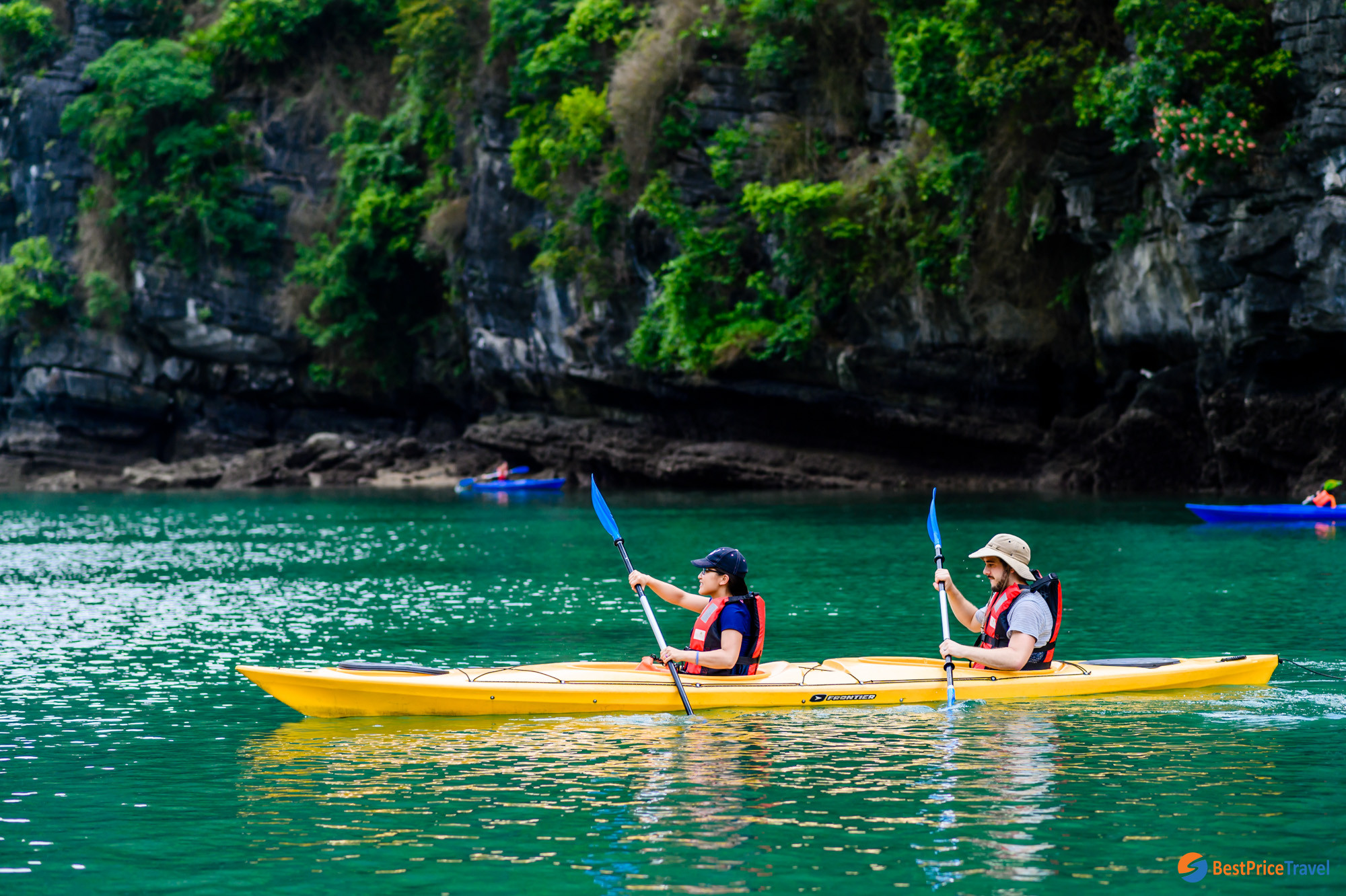 Kayak in Halong bay