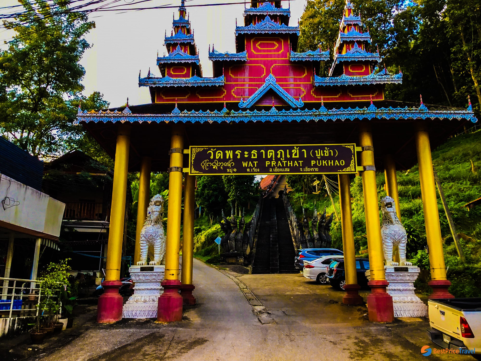 Wat Phrathat Doi Pu Khao