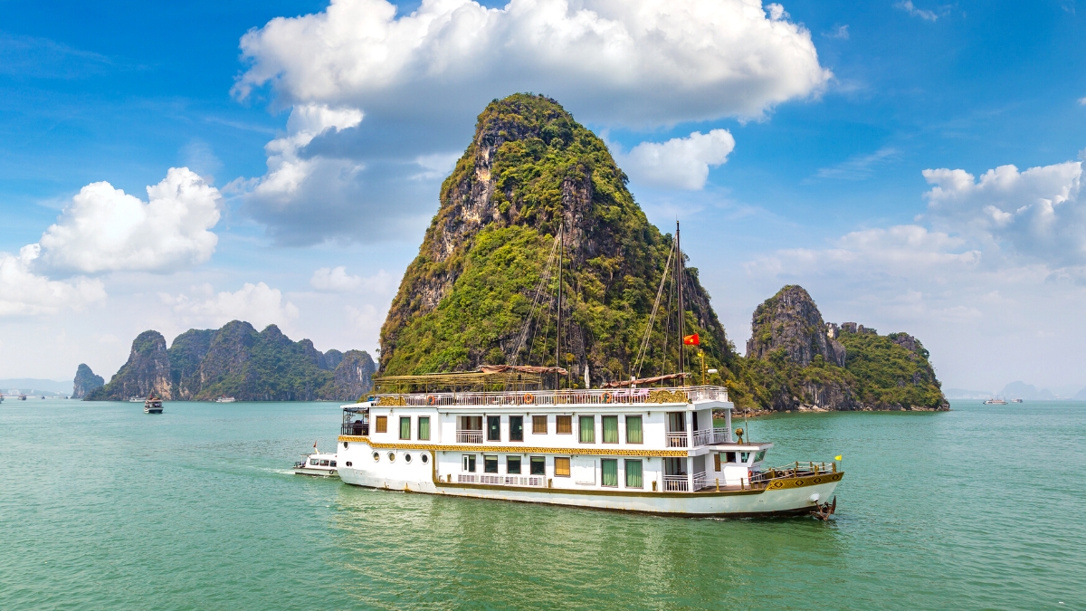 Explore Halong Bay On The Cruise