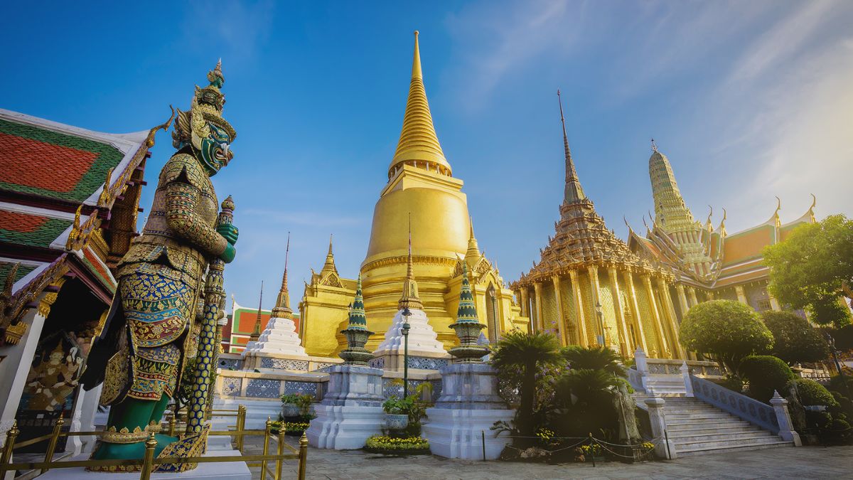 Day 18 Wat Phra Kaew With The Glorious Emerald Buddha In Bangkok