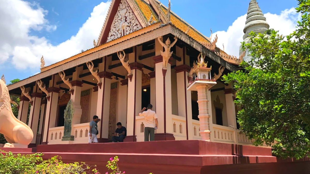 Wat Phnom - Historical Site That Symbolizes The Name Of Phnom Penh