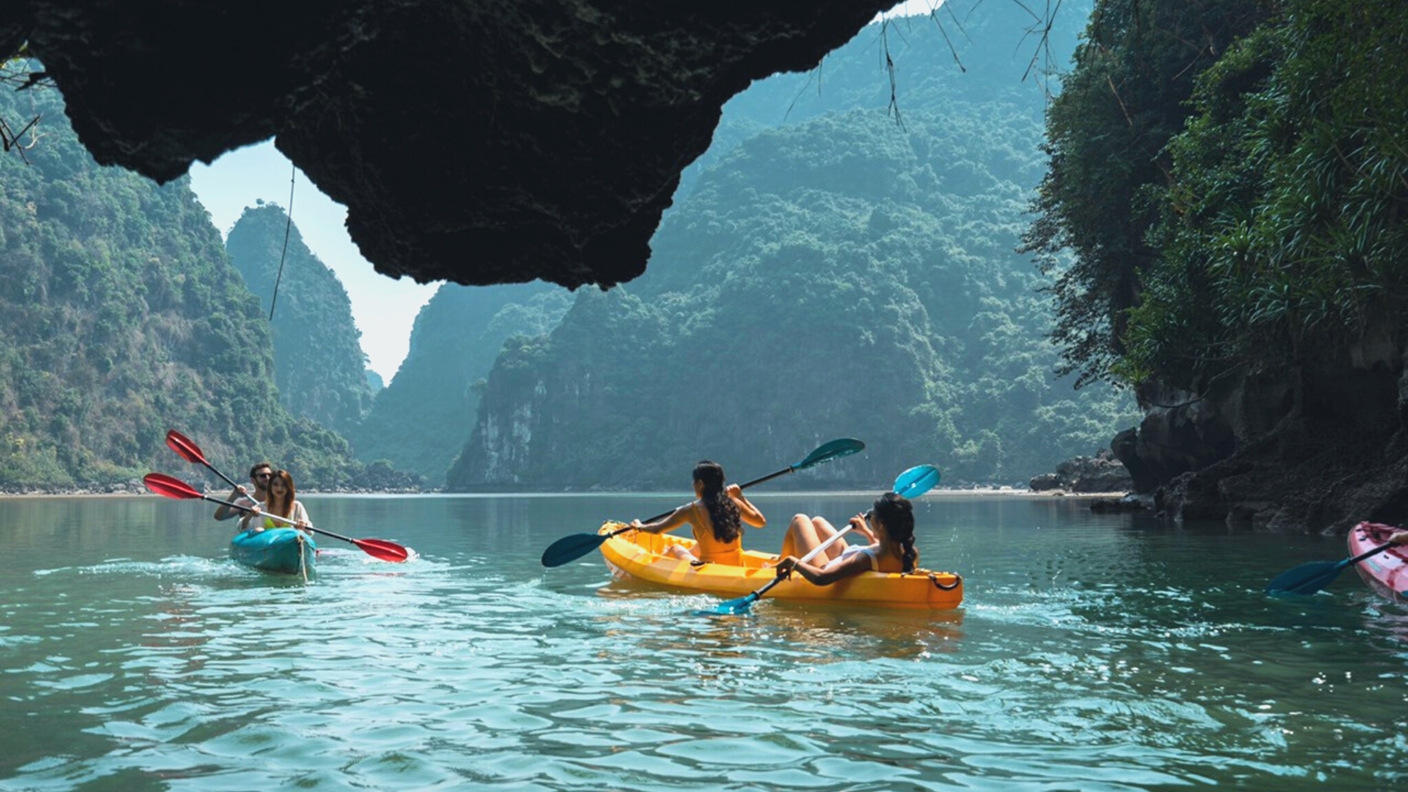Explore Dark & Bright Cave in Cat Ba Island By Kayaking