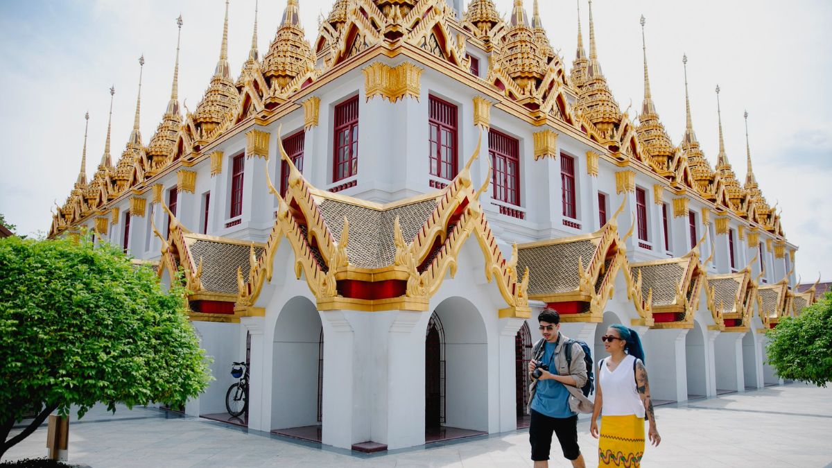 Capture Precious Moment In Wat Traimit