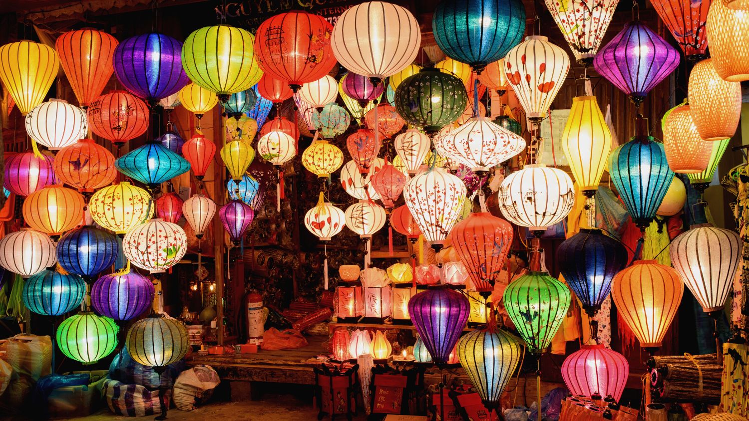  Wander Around Hoi An Ancien Town To See The Colorful City