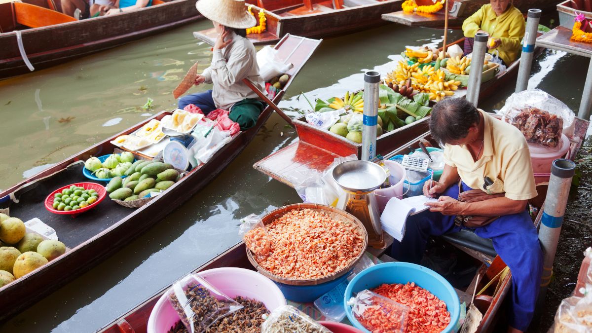 The Dynamic And Bustling Morning In Cai Rang Floating Market