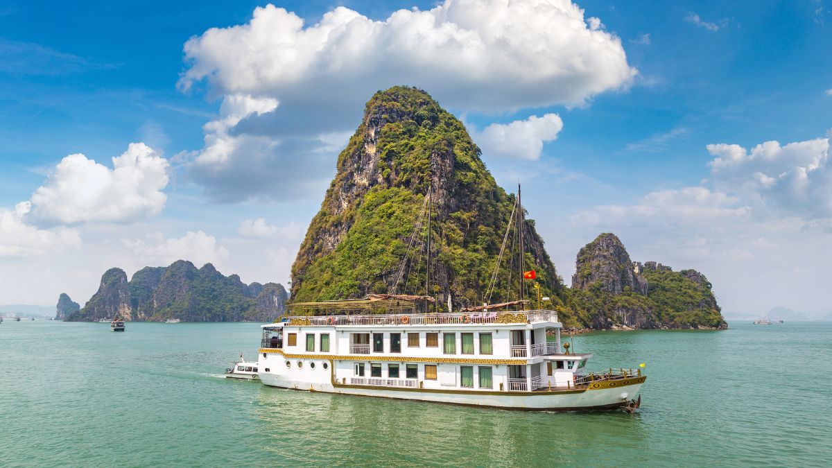 Get On A Cruise To Explore Halong Bay