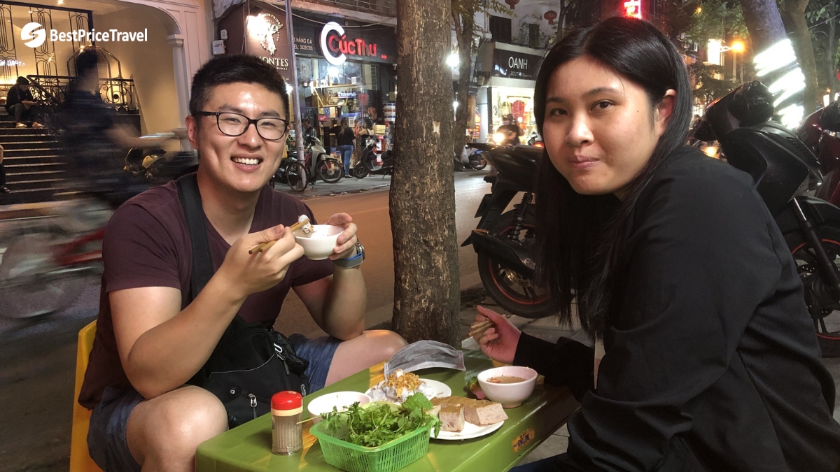 A couple enjoying the authentic Banh Cuon 
