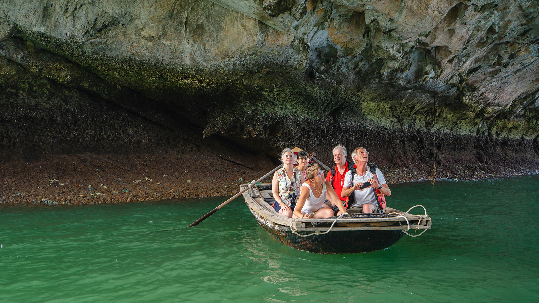 Sampan boat trip to Luon Cave