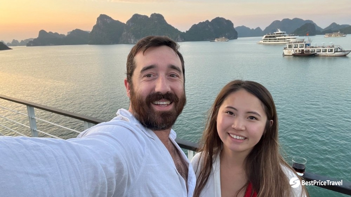 Một cặp đôi hài lòng với trải nghiệm trên du thuyền Vịnh Hạ Long