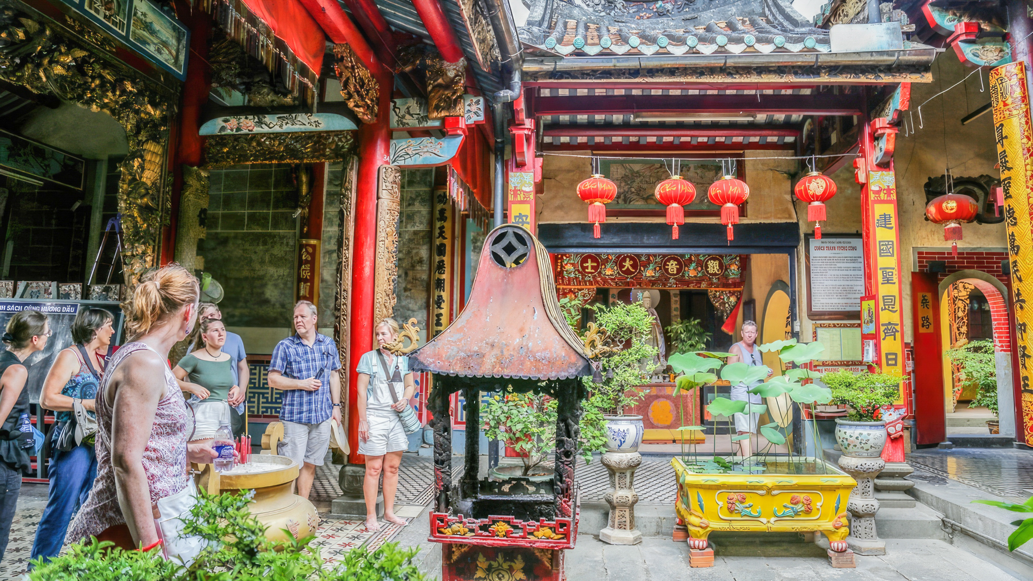 Visit Vietnamese pagoda