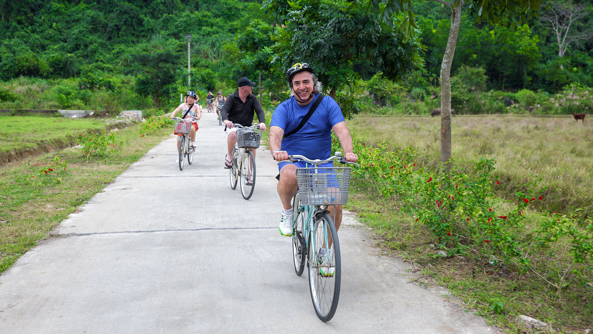 Cycle exploring Viet Hai village