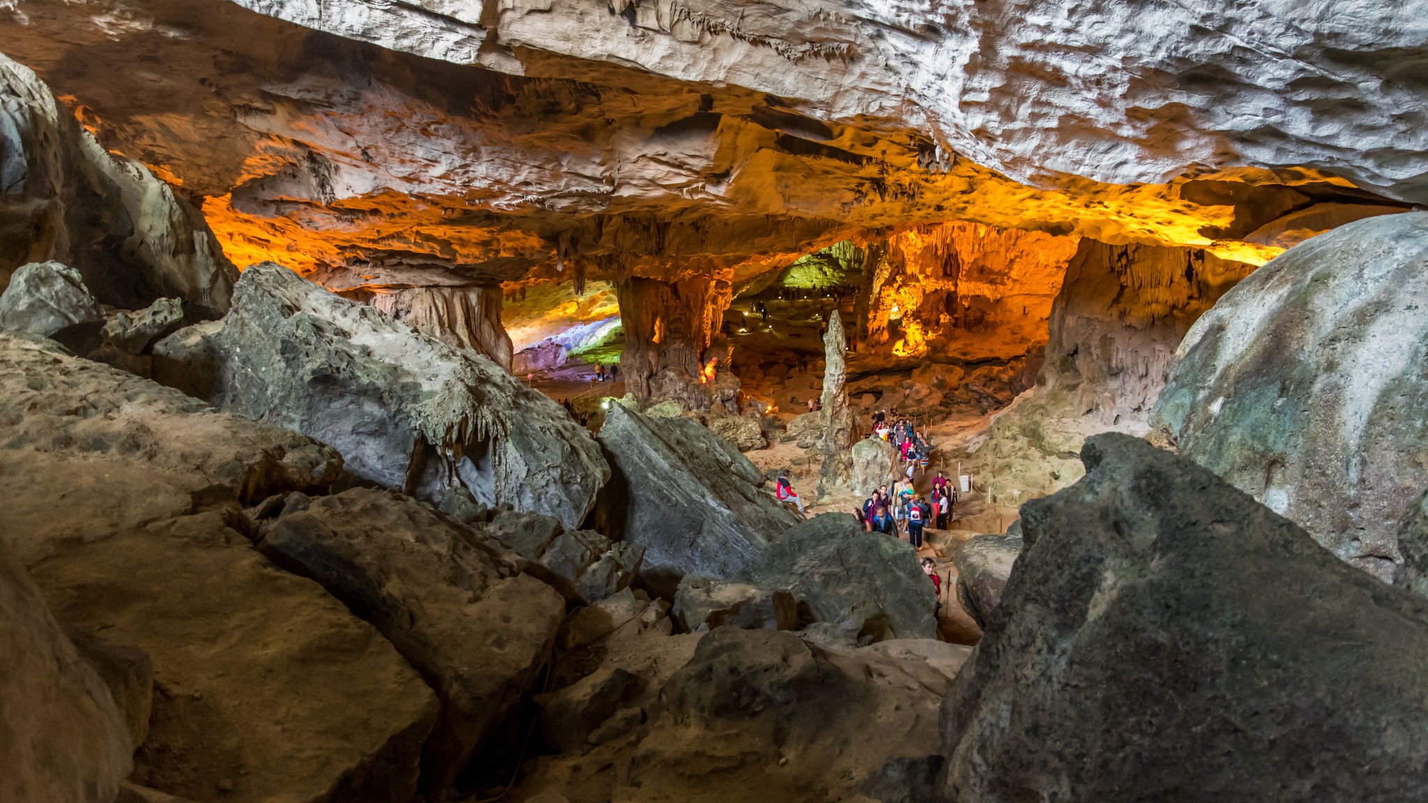 A magnificent corner of Sung Sot Cave