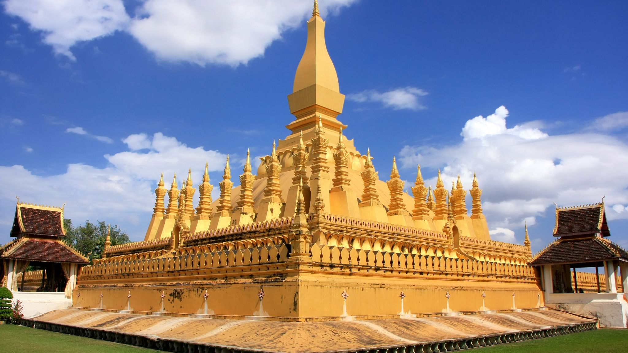 Day 1 Pay A Visit To That Luang Stupa