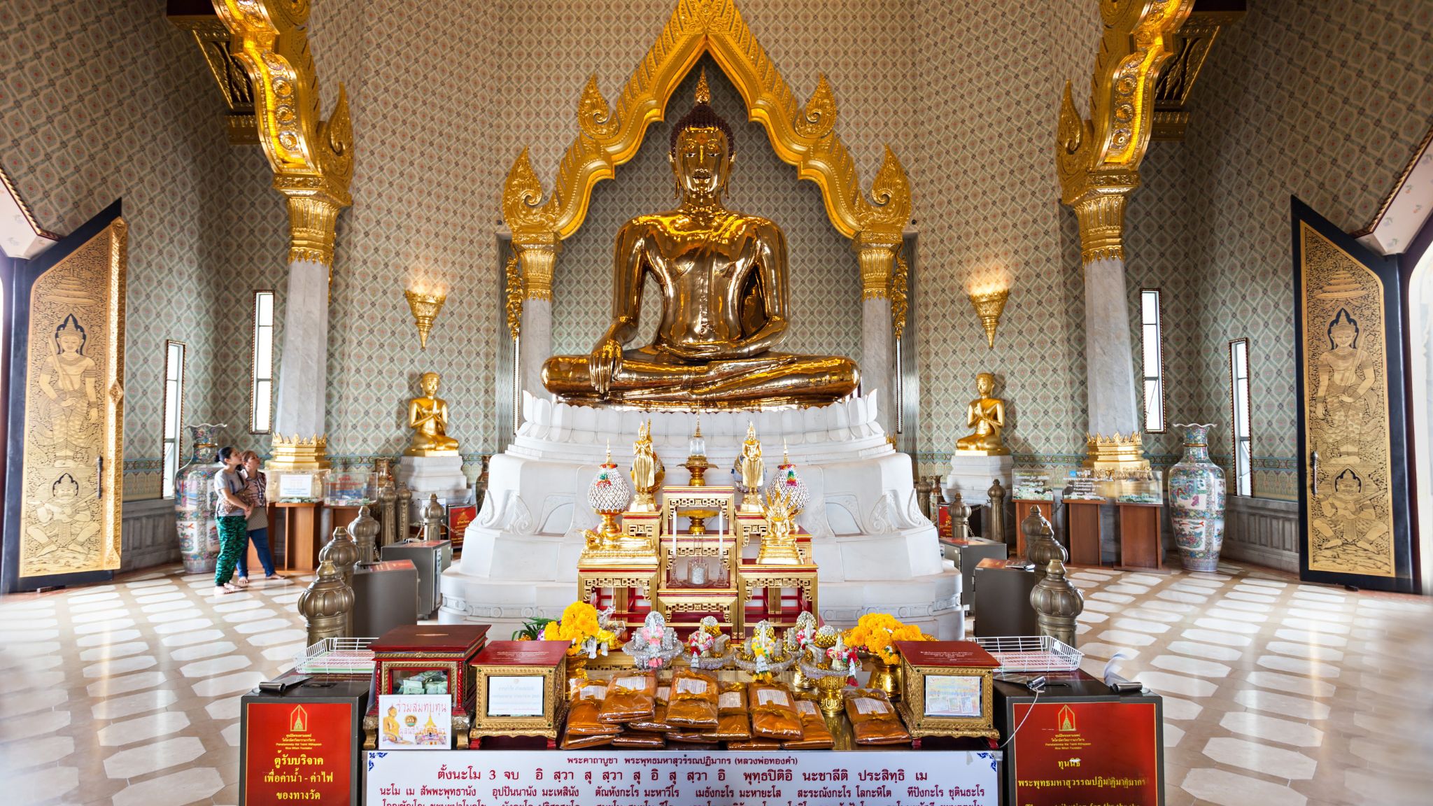 Day 2 Admire The Golden Buddha Statue In Wat Traimit