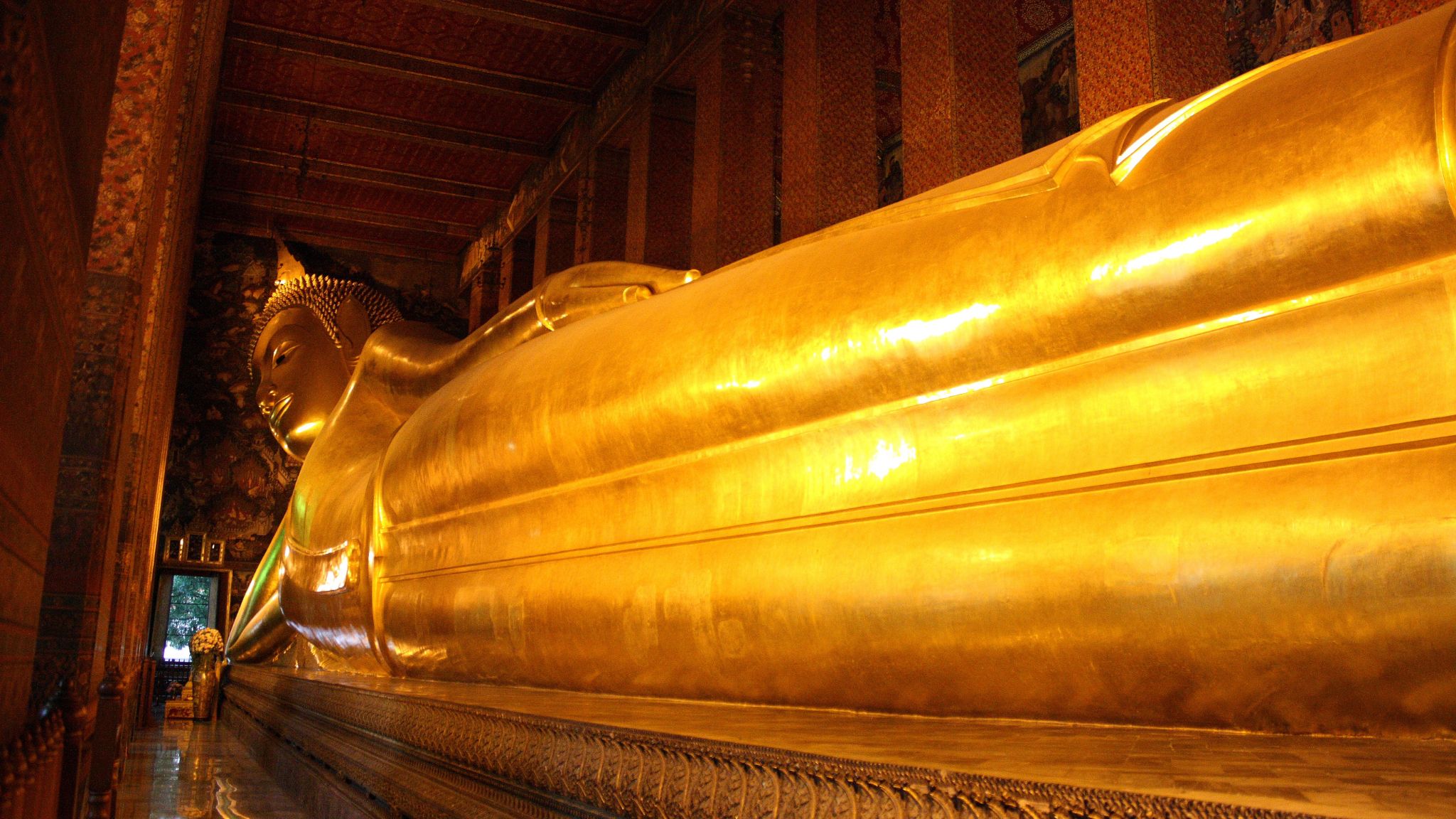 Day 2 The Enormous Buddha Statue In Wat Pho