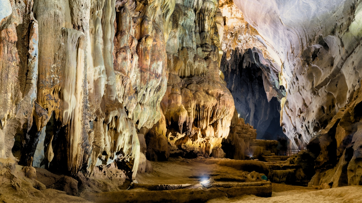 Explore Fabulous Chamber Inside Phong Nha Cave